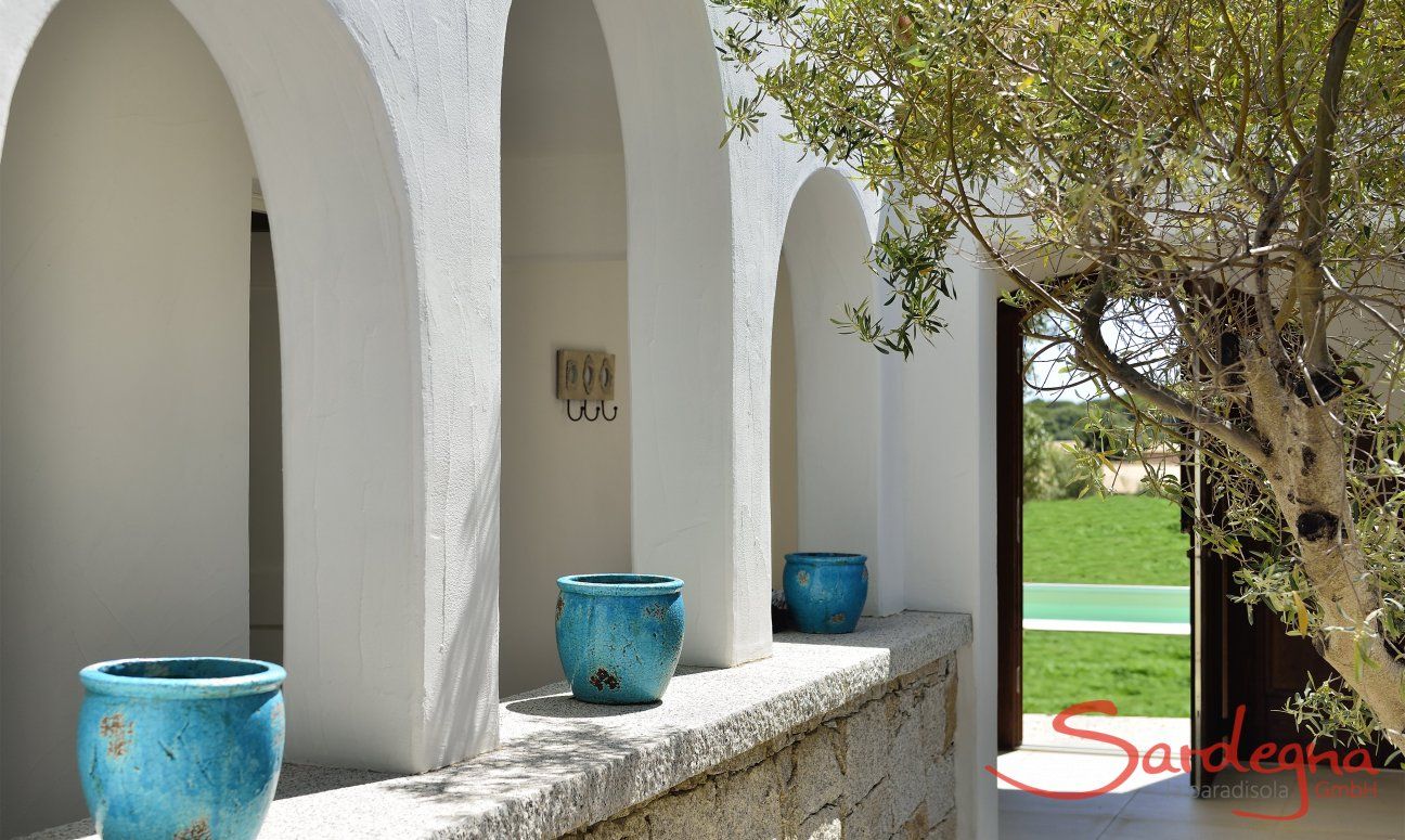 Cortile Campidanese della  Villa Campidano 21 con portale al giardino e alla piscina