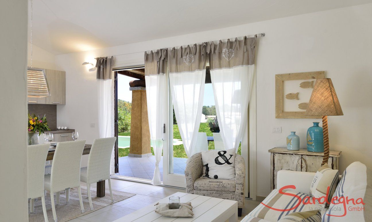 Villa Campidano 21 | Sala con portafinestra sul giardino con piscina Sala con porta per la piscina di Villa Campidano 21