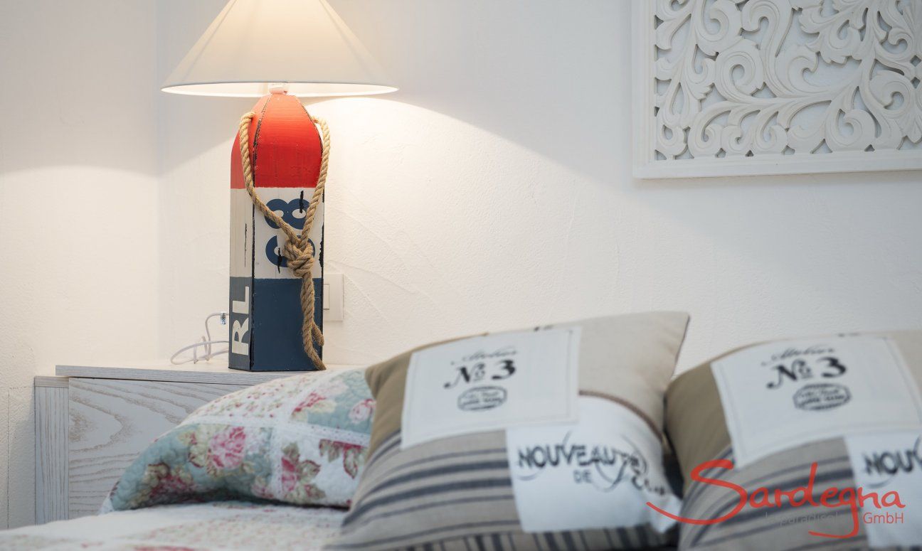 Villa Campidano 21 | Camera 1 con accessori di arredamento in stile mediterraneo Letto con cuscini, tavolino da notte e abat-jour Villa Campidano 21