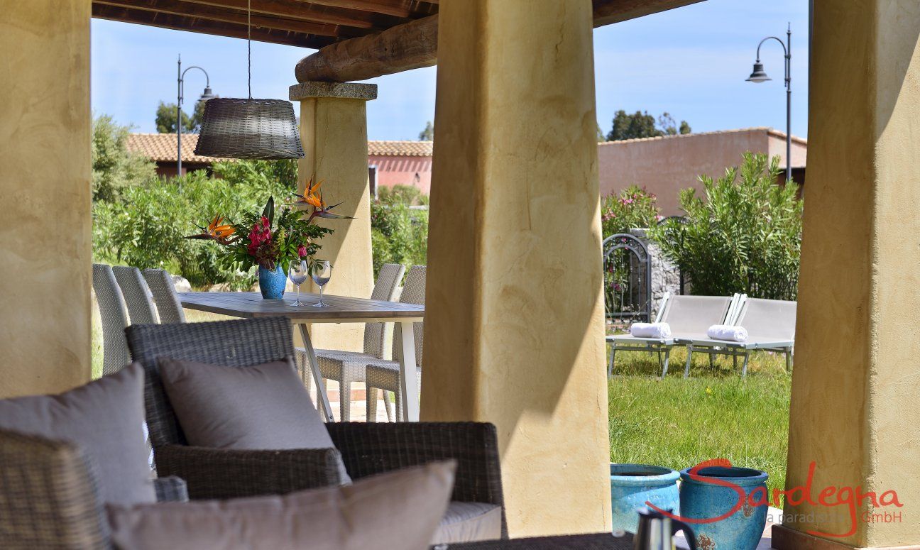 Villa Campidano 7 | Veranda con divano esterno e vista giardino Veranda