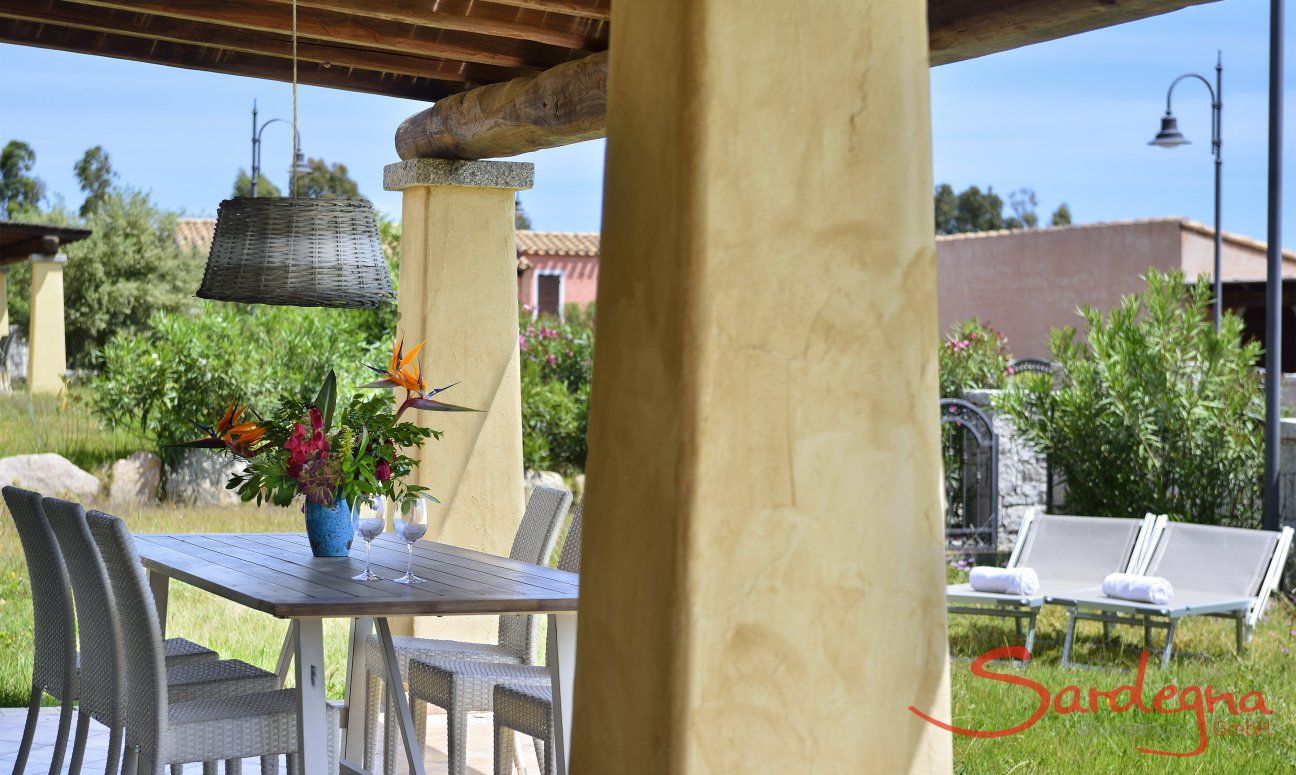 Villa Campidano 7 | Veranda con tavolo per mangiare e giardino Veranda con giardino