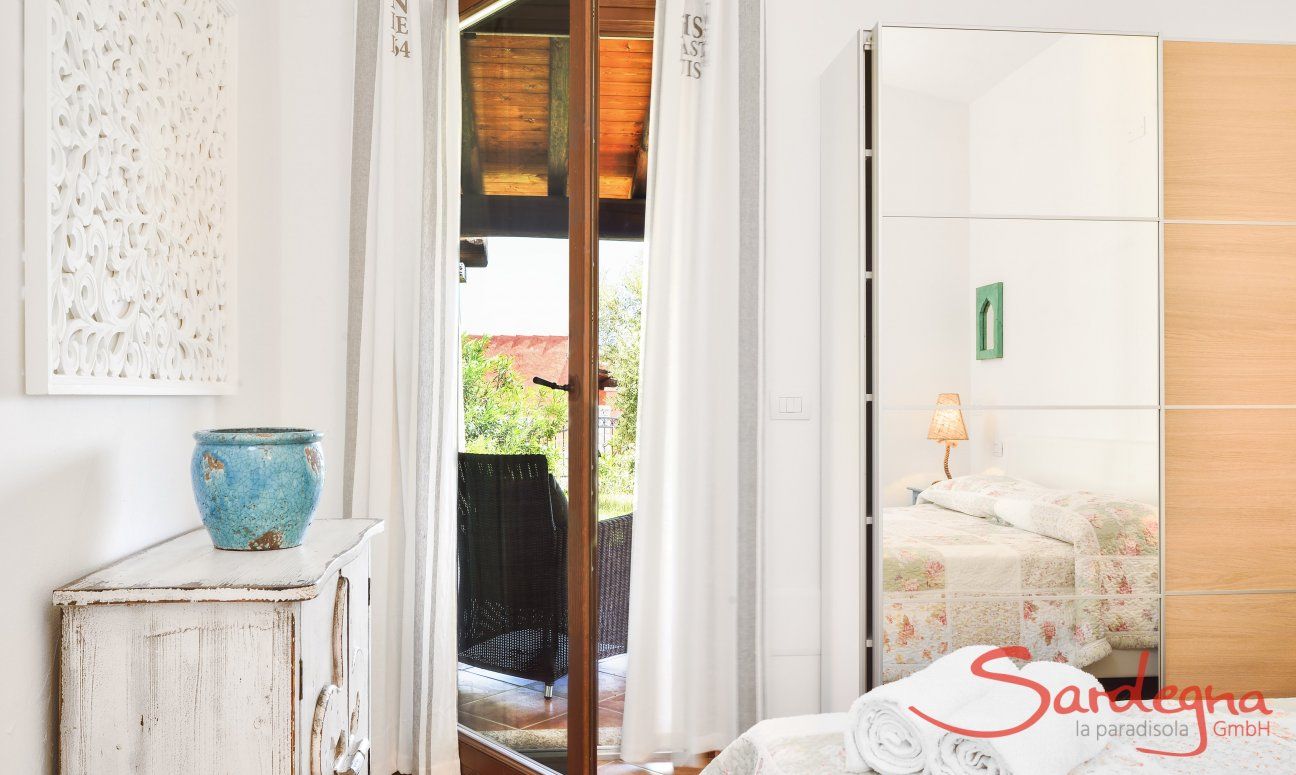 Villa Campidano 7 | Camera 1 con letto matrimoniale accesso alla veranda Camera