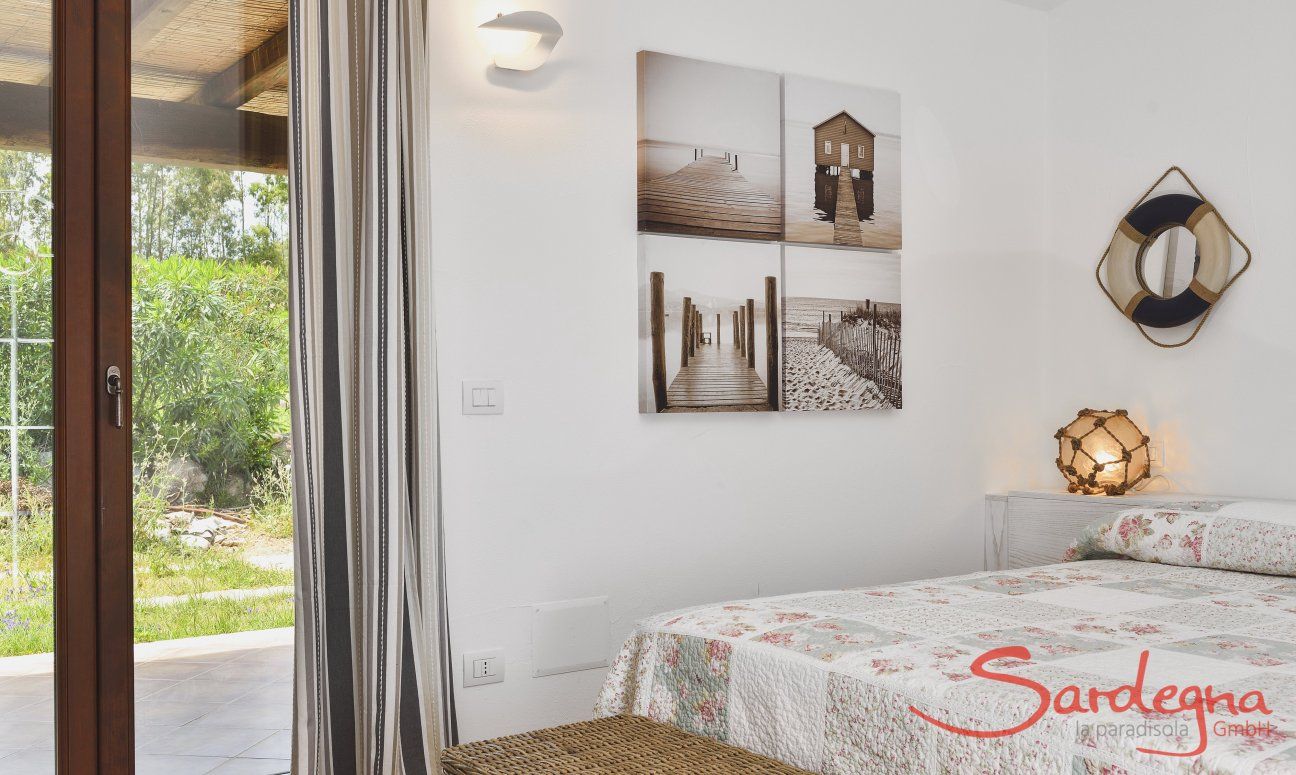Villa Campidano 7 | Camera 4 con letto matrimoniale e accesso al giardino Camera
