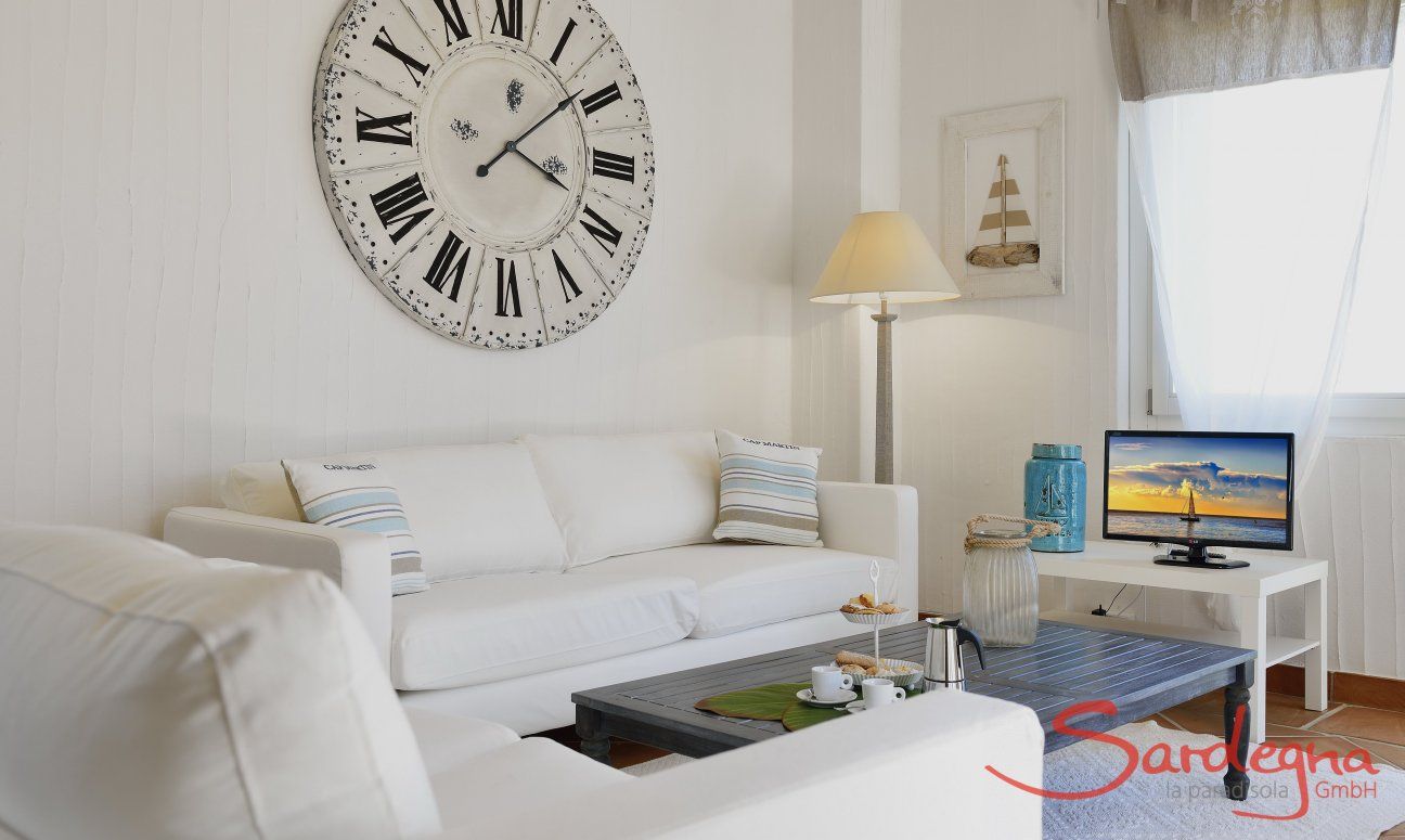 Li Conchi 1 | Angolo divano con TV e finestra panoramica Li Conchi 1