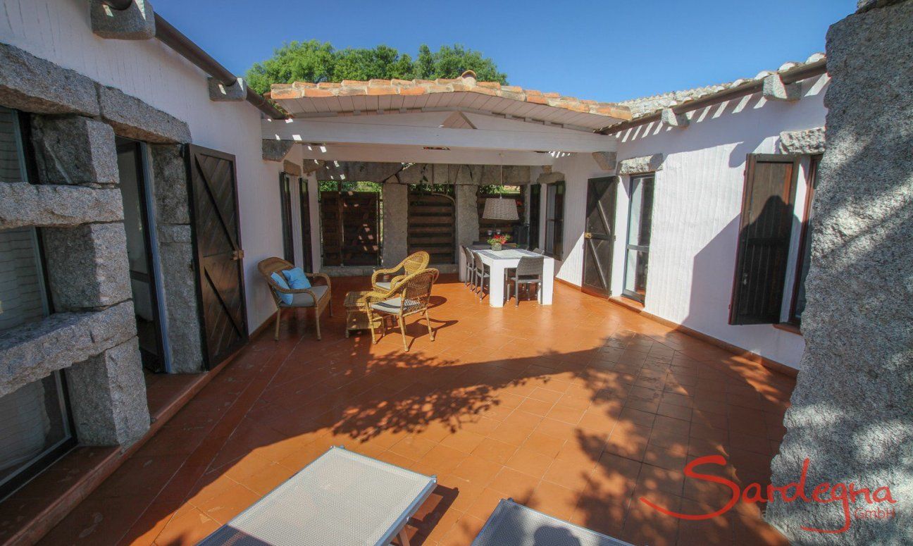 Casa 13 | Veranda spaziosa in mezzo ai due ali della casa Veranda