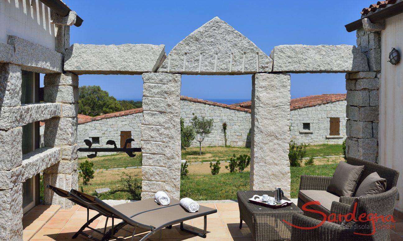 Li Conchi 16 | Patio con divanetto, lettini da sole e vista fino al mare Patio
