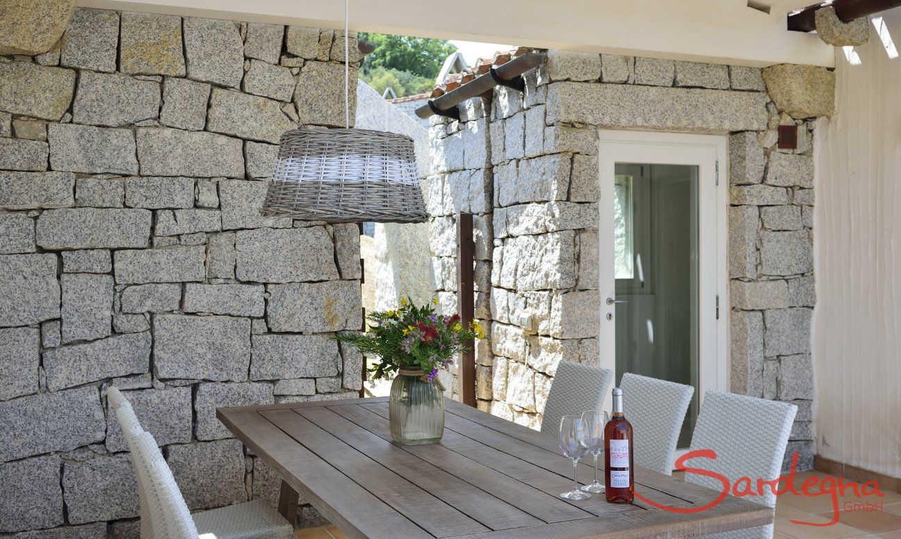 Li Conchi 16 | Tavolo sulla terrazza coperta e ingresso dalla terrazza Terrazza