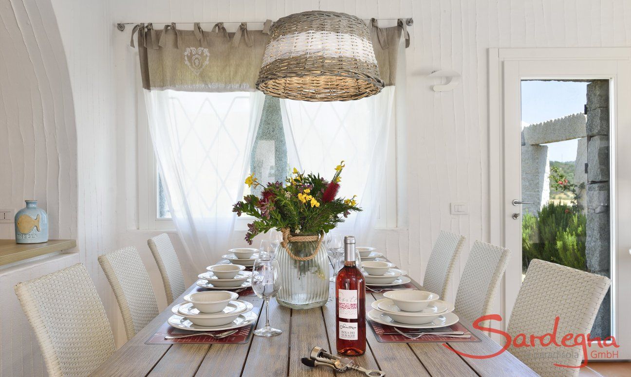 Li Conchi 14 | Tavolo da pranzo splendidamente apparecchiato con lampada in vimini Tavolo da pranzo
