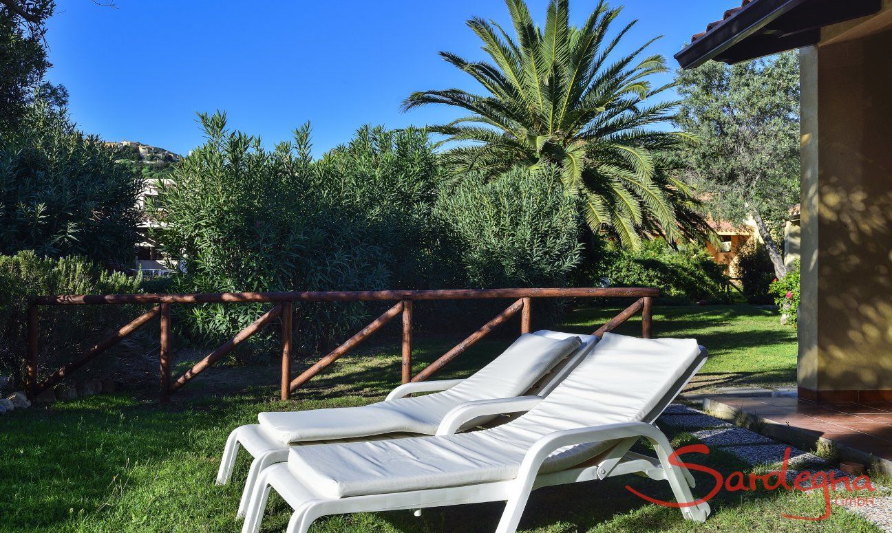 Villa Maria Lina | Giardino con lettini da sole giardino