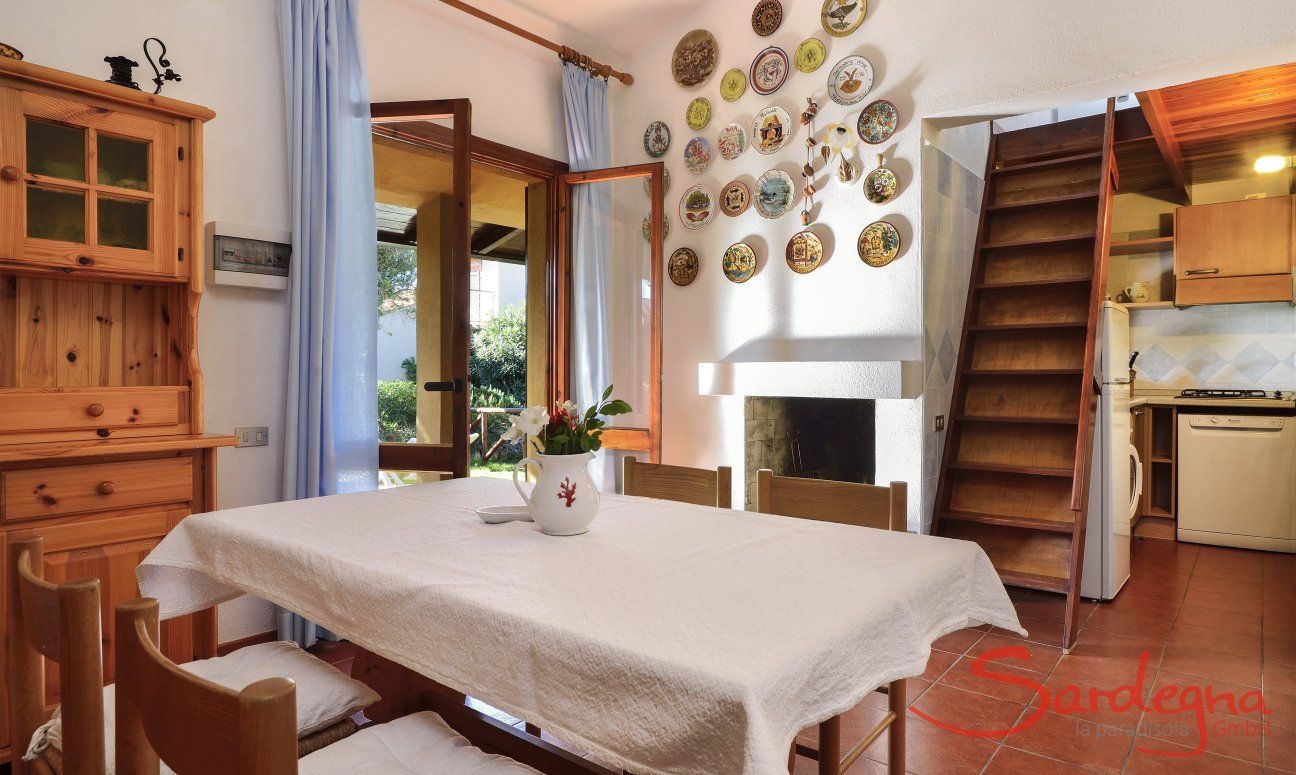 Villa Maria Lina | Salotto con scale per salire in mansarda salotto