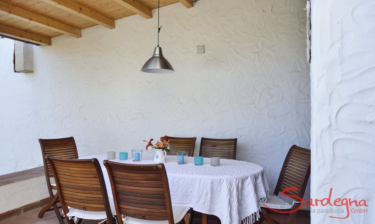 Villa Gaia | Tavolo per mangiare all'aperto sulla veranda coperta terrazza