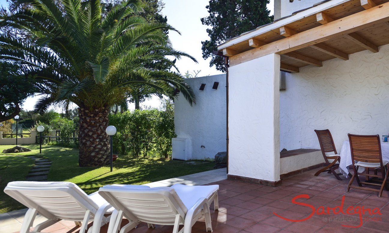 Villa Gaia | Lettini da sole sulla veranda con vista giardino terrazza