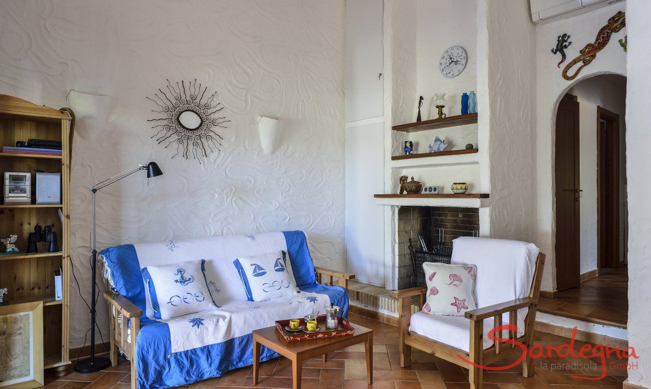 Villa Gaia | Salotto con camino e aria condizionata Sardegna