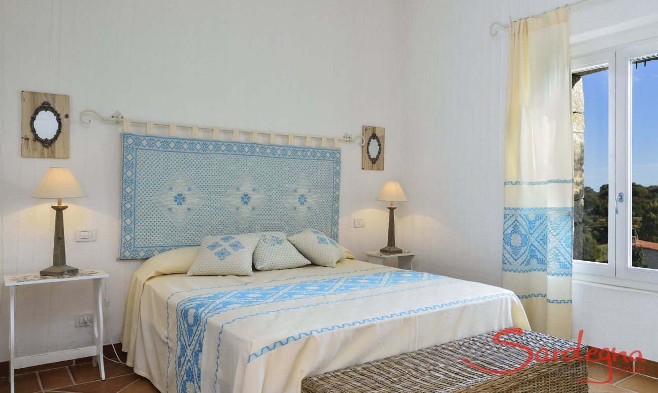Li Conchi 7 | Camera 1 con letto matrimoniale e bagno privato Camera matrimoniale con finestra vista giardino, Li Conchi 7