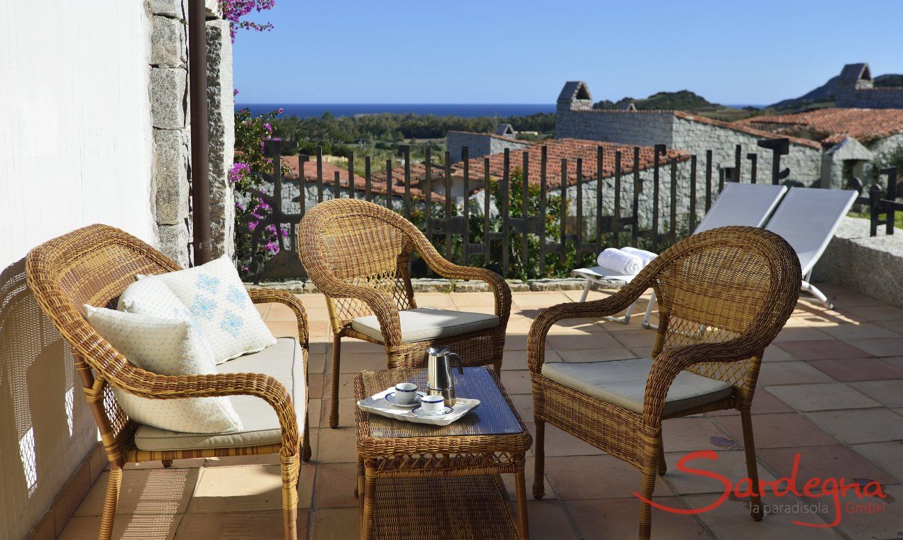 Li Conchi 7 | Terrazza con vista mare Terrazza con divanetto in vimini e vista mare di Li Conchi 7