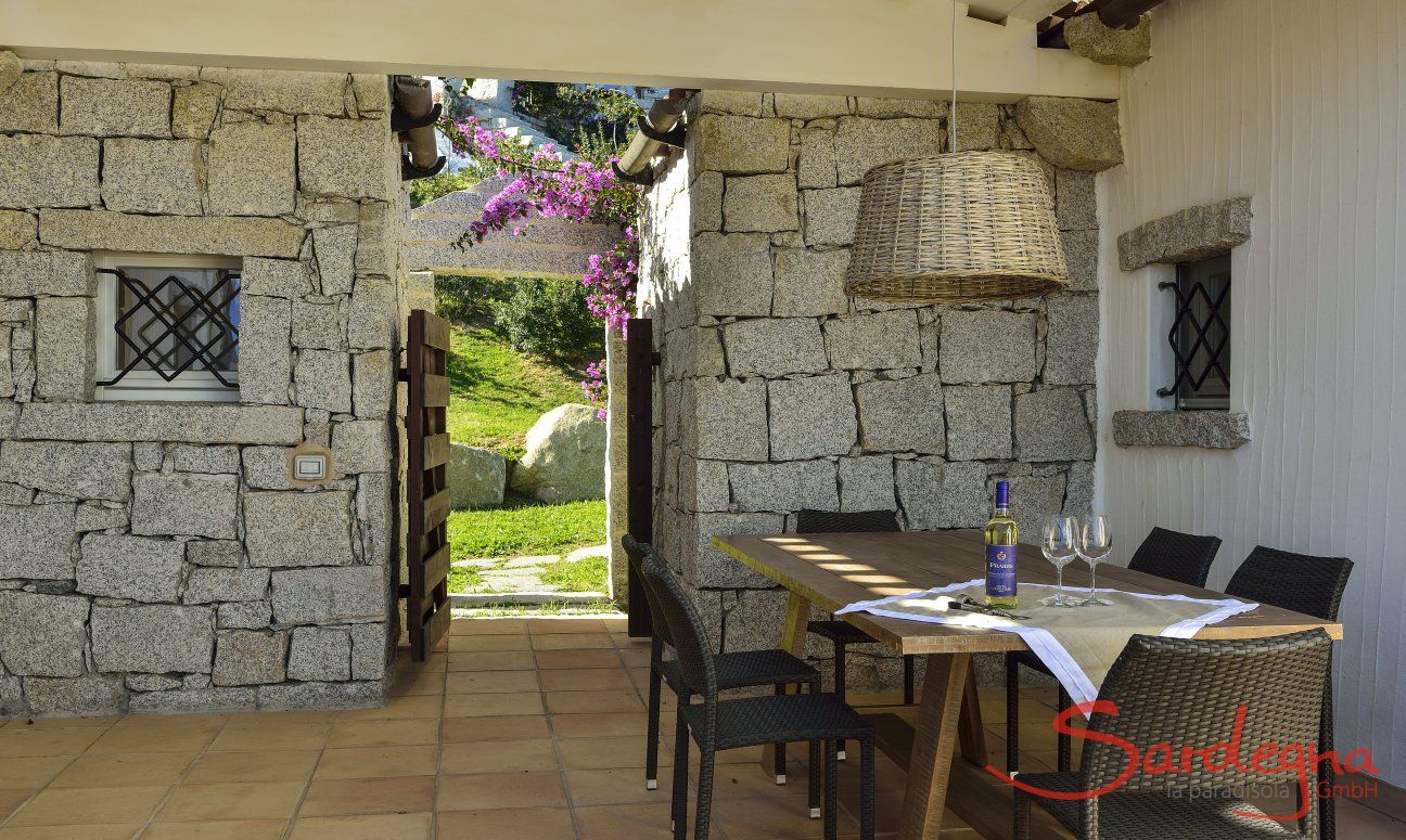 Li Conchi 7 | Pranzo in terrazza Tavolo con copertura in veranda di Li Conchi 7 per mangiare fuori