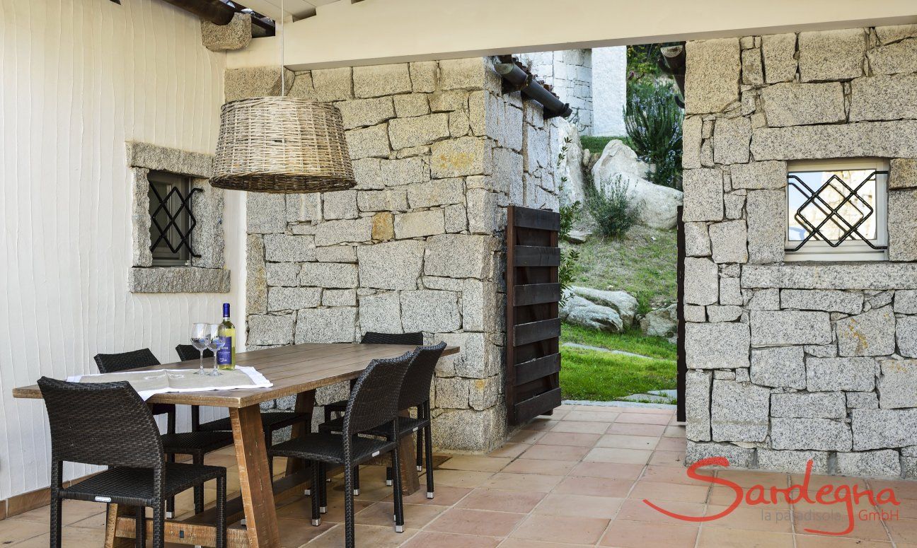 Li Conchi 9 | Mangiare all'aperto sulla veranda aperta Tavolo da pranzo sulla veranda coperta di Li Conchi 9, Cala Sinzias