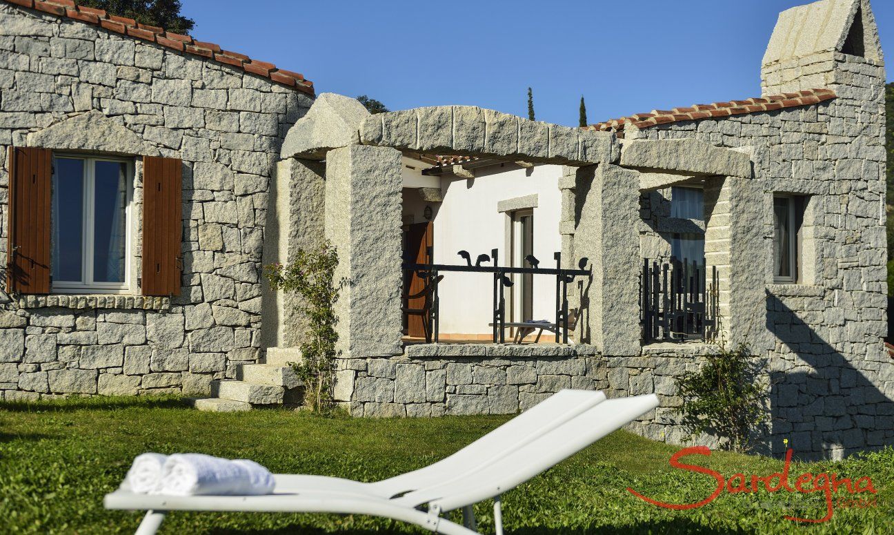 Li Conchi 9 | Relax nel giardino della casa Lettini da sole nel giardino di Li Conchi 9, Cala Sinzias