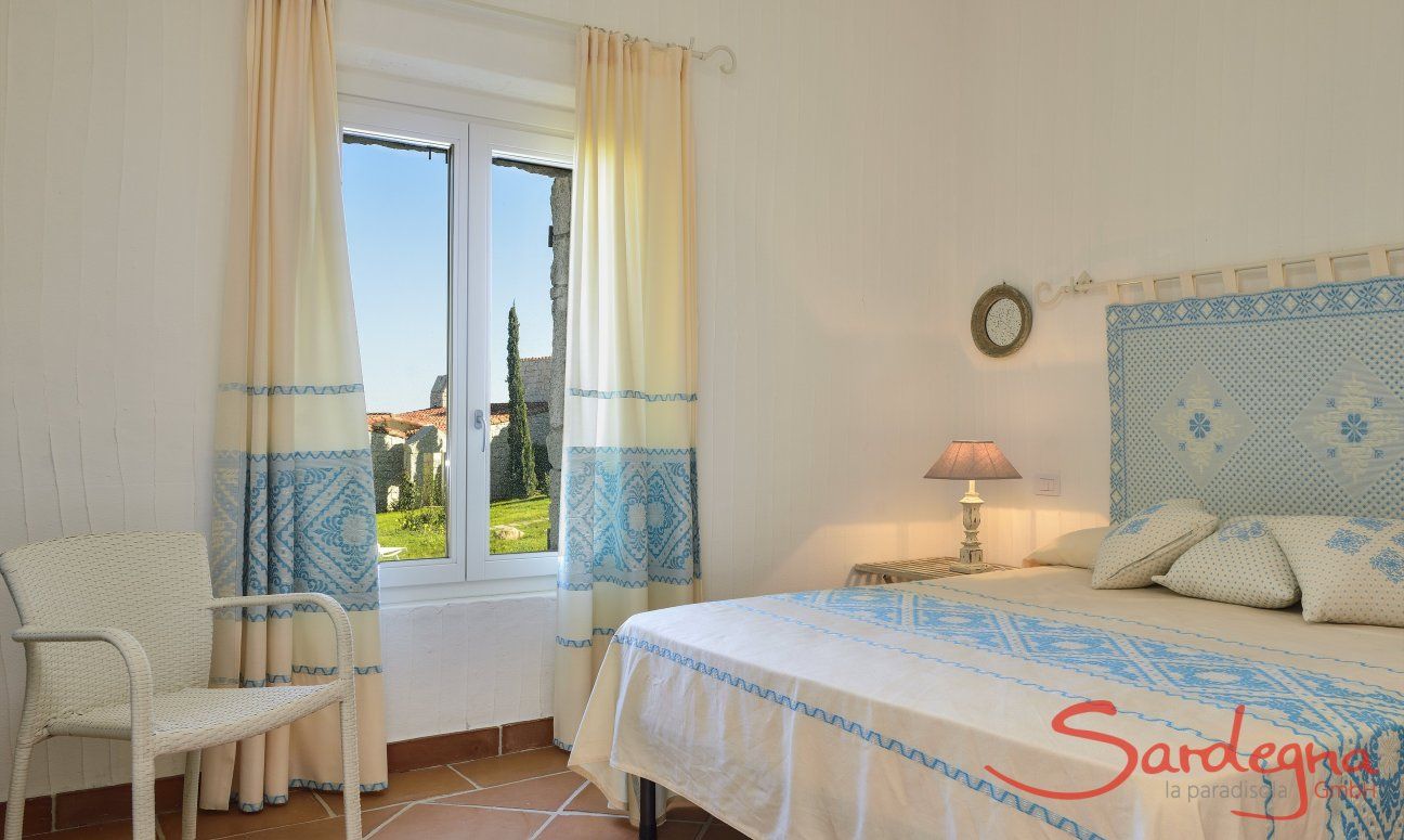 Li Conchi 9 | Camera 1 con letto matrimoniale Camera matrimoniale con stoffe decorate in stile sardo Li Conchi 9, Cala Sinzias