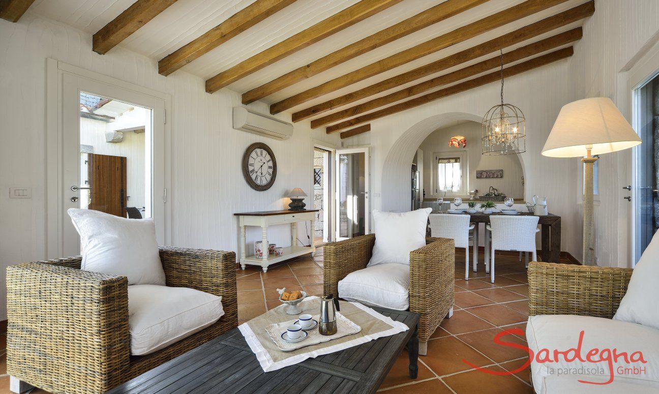 Li Conchi 9 | Soggiorno con zona pranzo e cucina Soggiorno con zona divano e zona pranzo della casa vacanza Li Conchi 9, Cala Sinzias