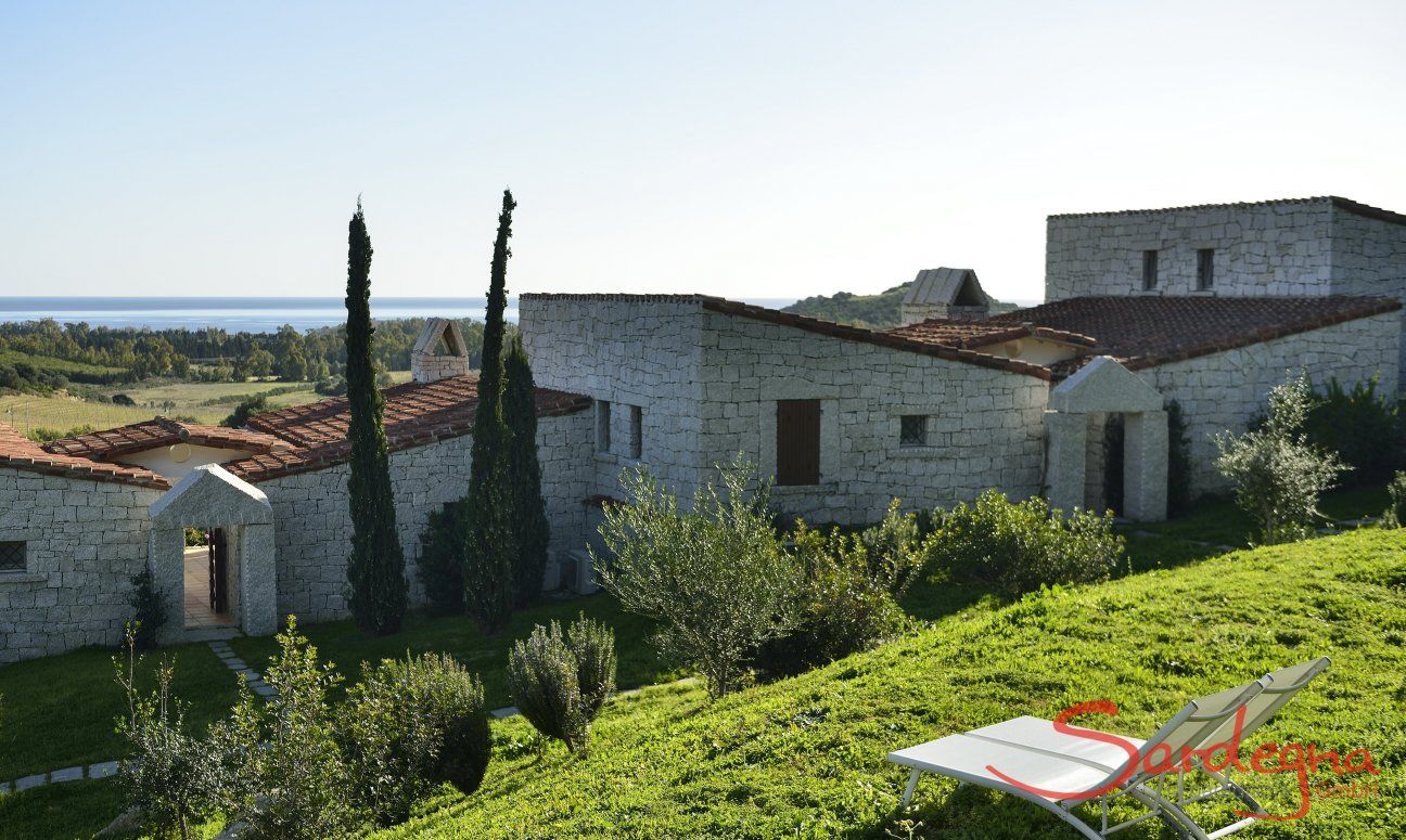 Li Conchi 10 | Giardino con vista mare Giardino con lettini da sole e vista mare Li Conchi 10, Cala Sinzias