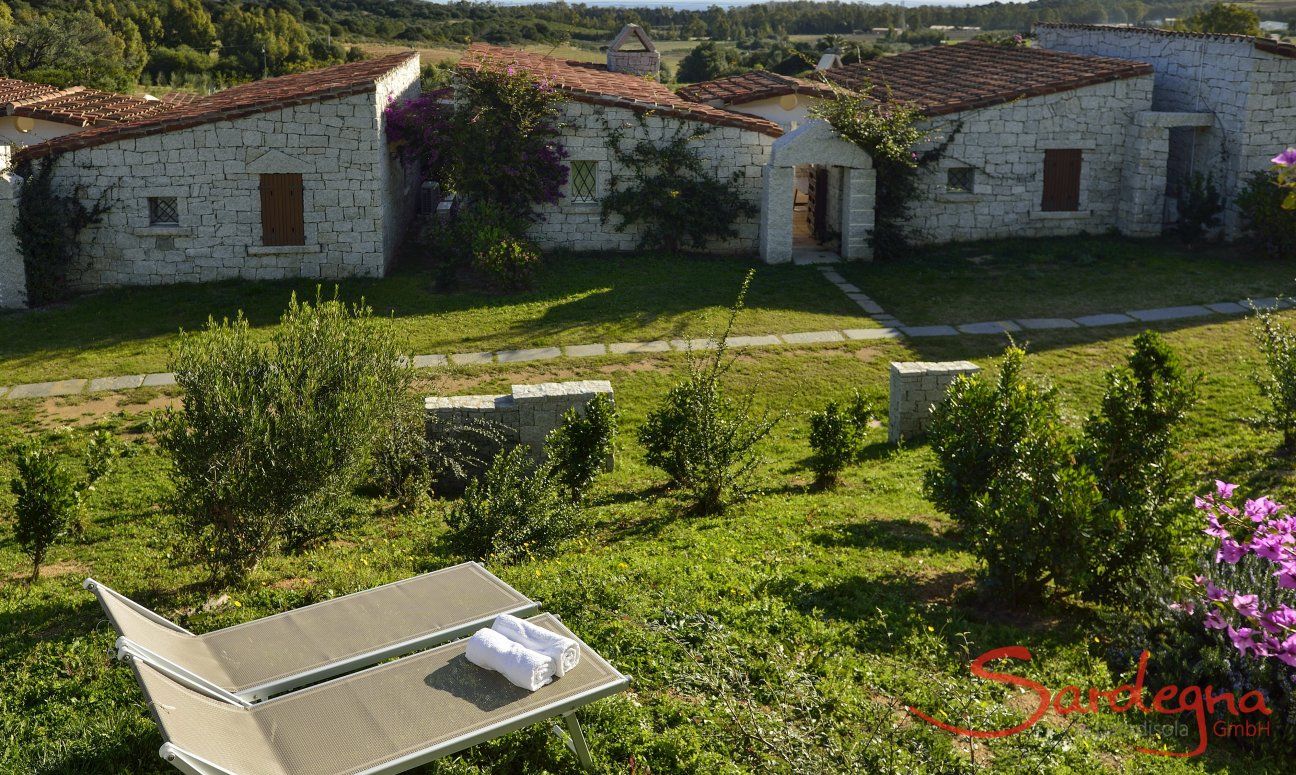 Li Conchi 17 | Giardino davanti alla casa con lettini per prendere il sole Giardino davanti alla casa