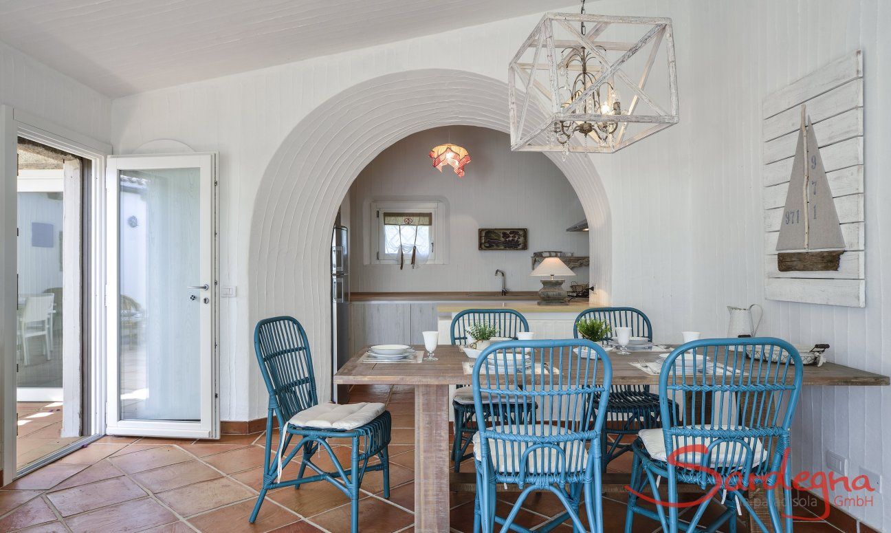 Li Conchi 26 | Tavolo da pranzo, cucina e accesso alla veranda Pranzo