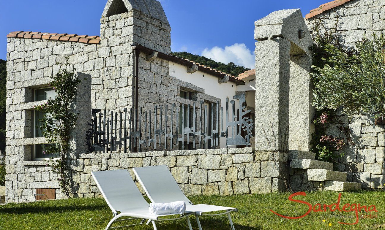Li Conchi 44 | Giardino con lettini da sole e casa Giardino con casa