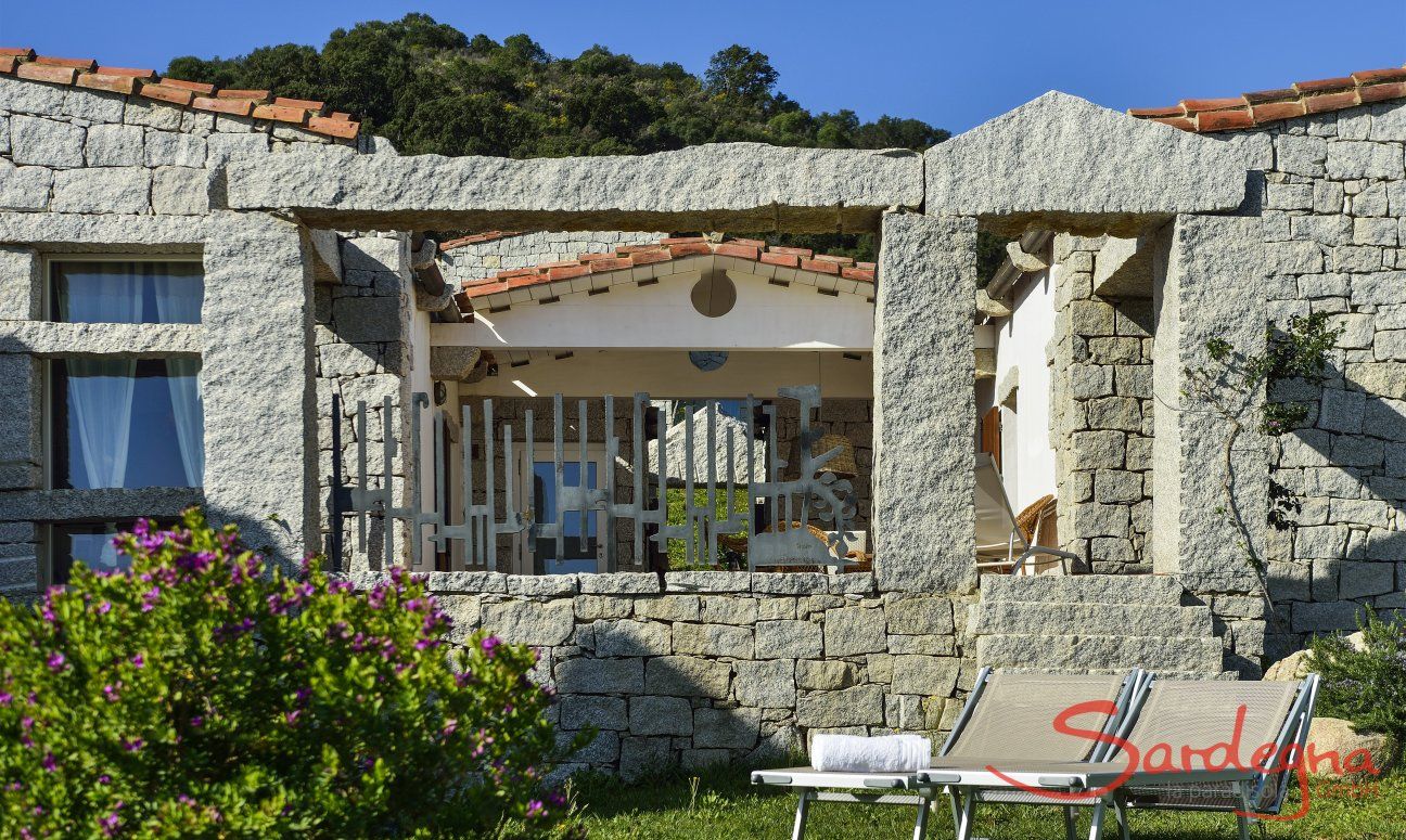 Li Conchi 28 | Giardino davanti alla casa in granito con spazioso patio Vista sulla casa