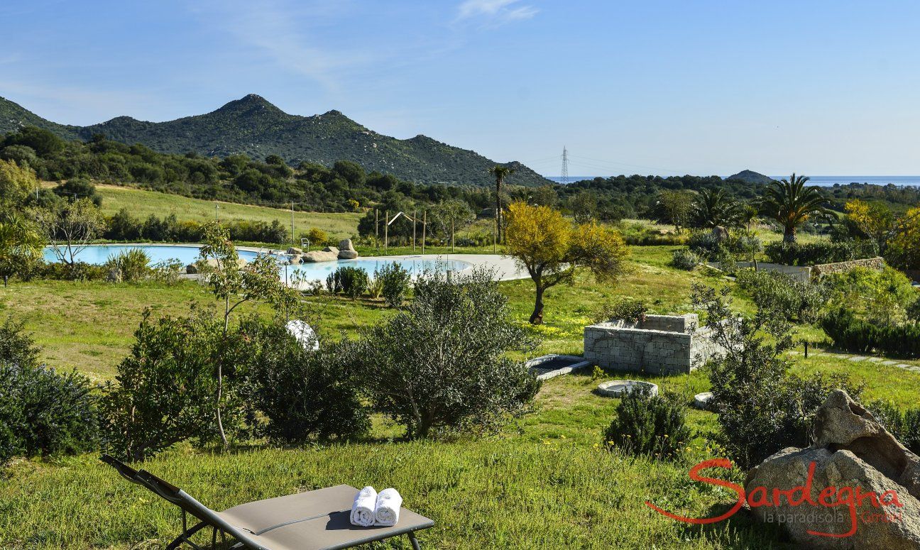 Giardino con vista sulla piscina e sul mare