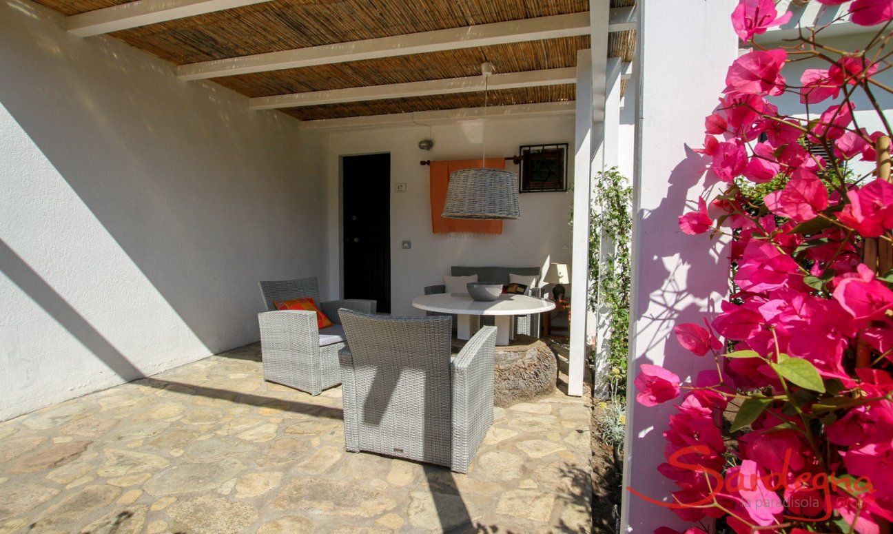 Villetta 12 | Terrazza con bougainville in fiore Terrazza entrata