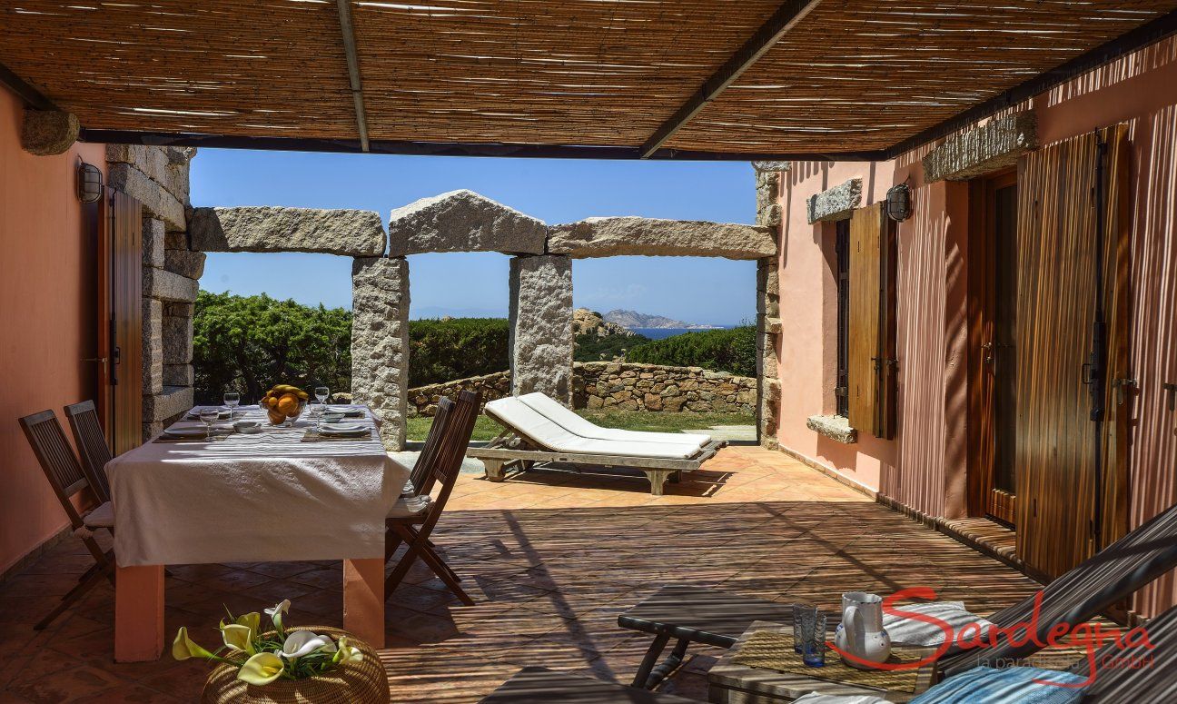 Villa Domus 9d | Terrazza coperta con tavolo per mangiare Terrazza