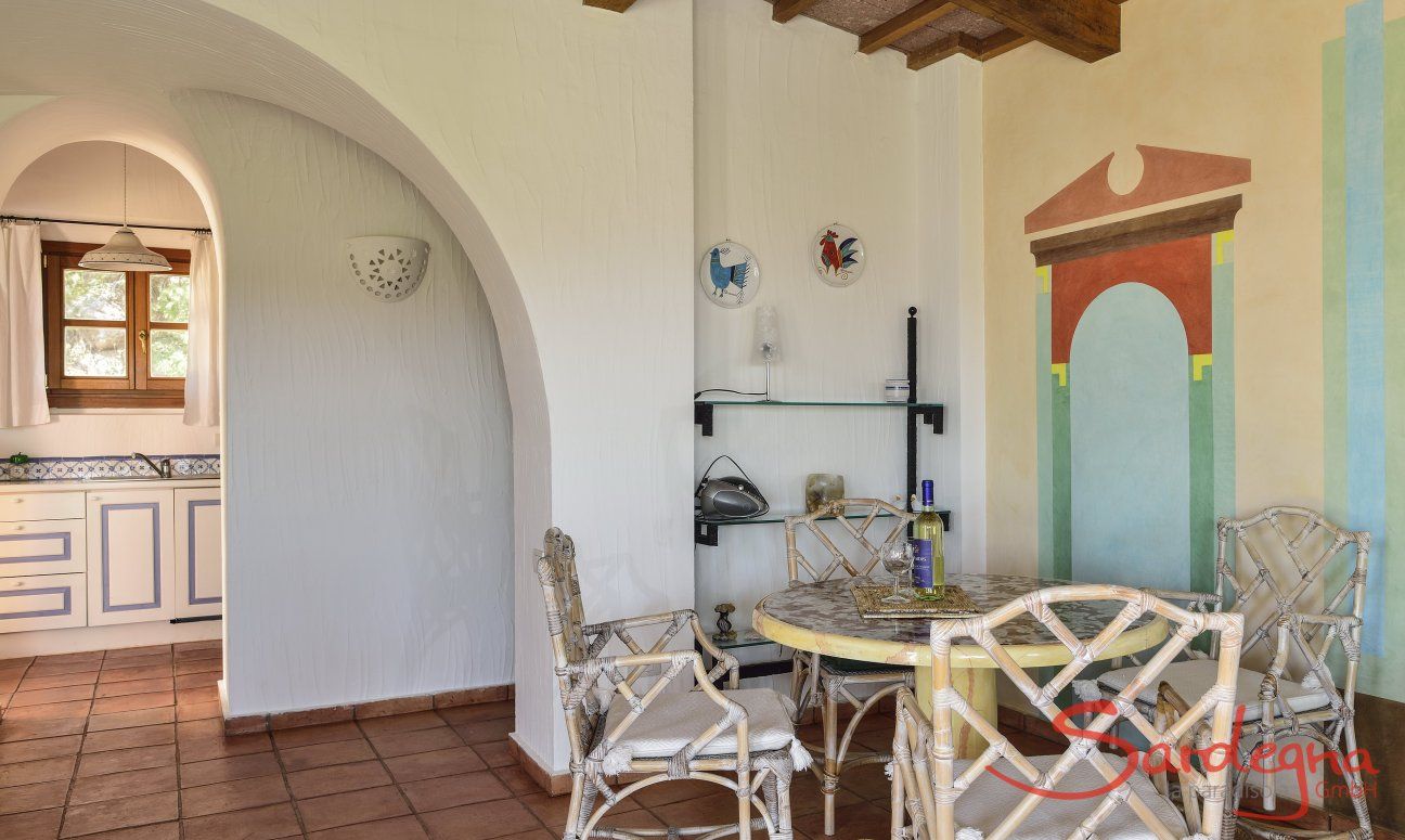 Villa Domus 9d | Soggiorno con tavolo e cucina in sottofondo Soggiorno