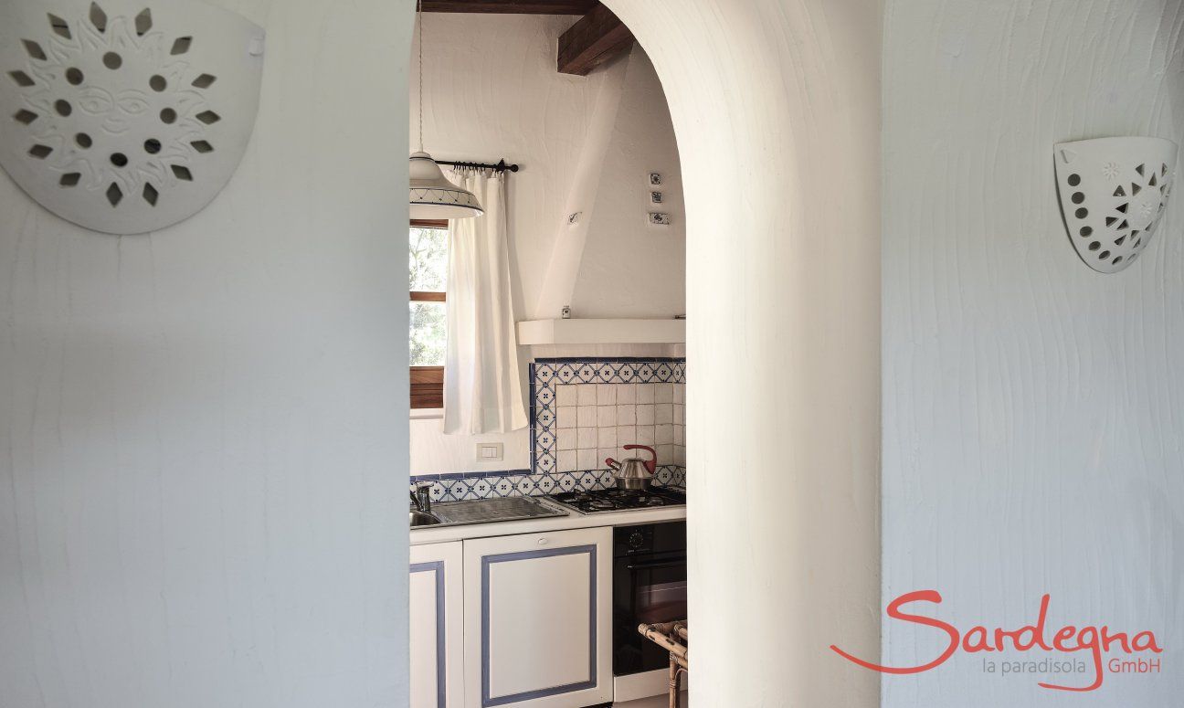 Villa Domus 9d | Ingresso ad arco alla cucina Vista alla cucina