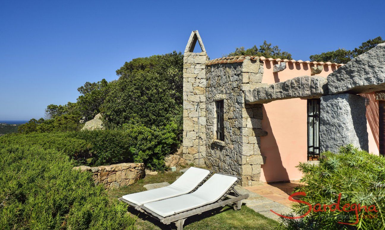 Villa Domus 9d | Giardino con lettini da sole e casa Giardino