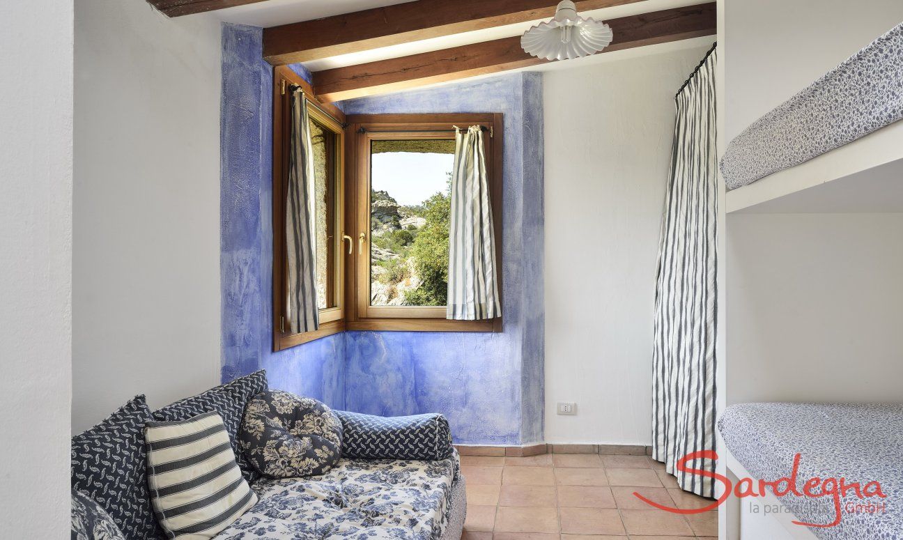 Penthouse Domus 16 | Camera con divano letto e letto a castello Camera con tre posti letto