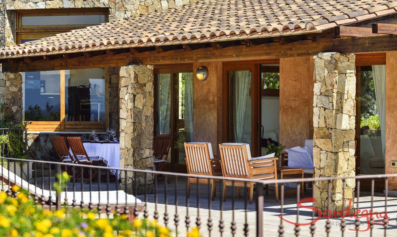 Villa Torretta Chia | Terrazza e casa con finestre panoramiche Vista della villa