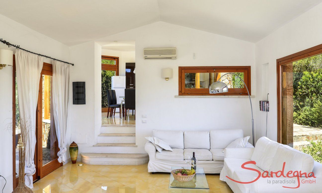 Villa Torretta Chia | Salotto con grande finestre panoramiche e comodo divano Salotto
