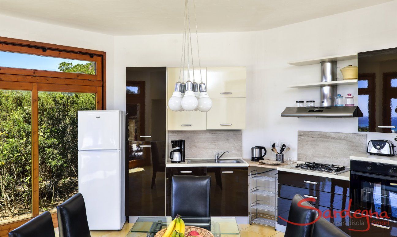 Villa Torretta Chia | Cucina moderna con fornelli a gas, forno, lavastoviglie e due frigo Cucina