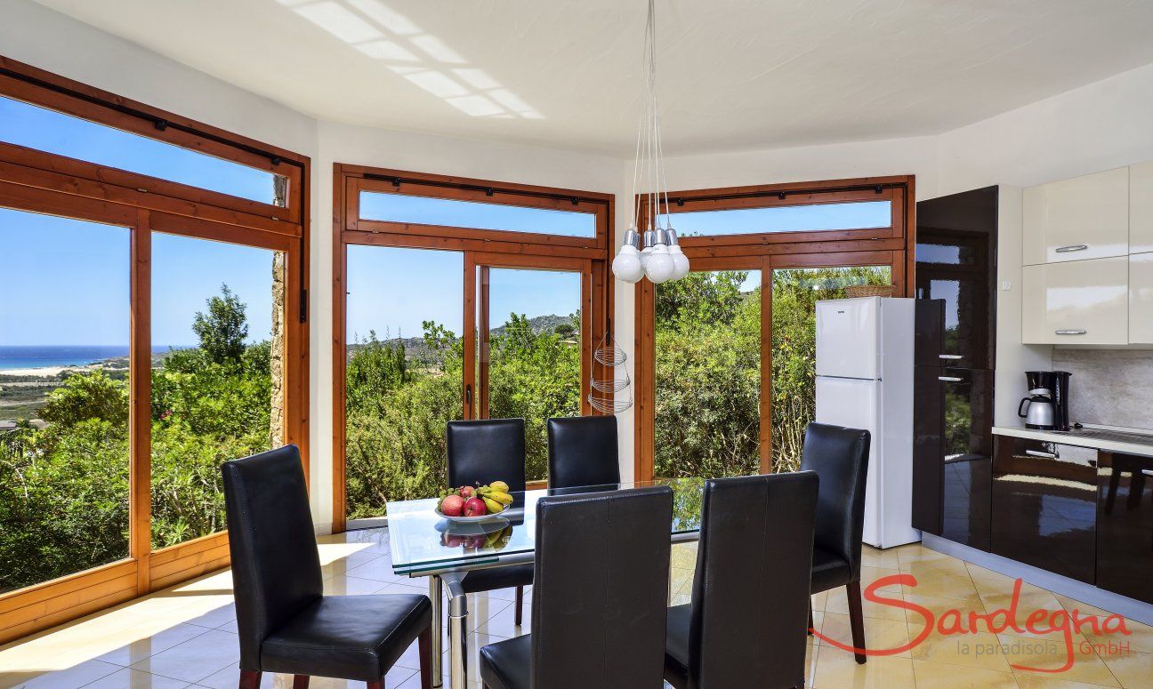 Villa Torretta Chia | Cucina con vista panoramica Sala da pranzo con vista mare