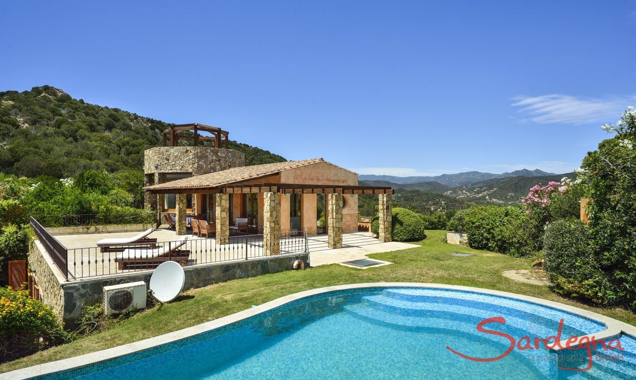 Villa Torretta Chia | Piscina privata e villa in posizione privilegiata sulle colline di Chia Piscina privata