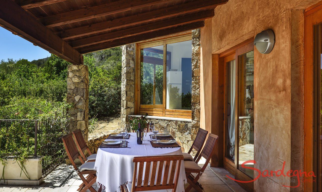 Villa Torretta Chia | Tavolo per mangiare sulla terrazza coperta con vista mare Porticato