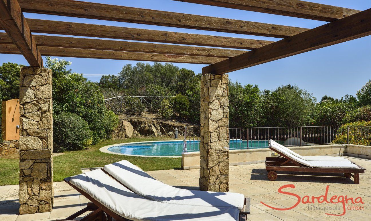 Villa Torretta Chia | Terrazza con solarium Terrazza con sdraio