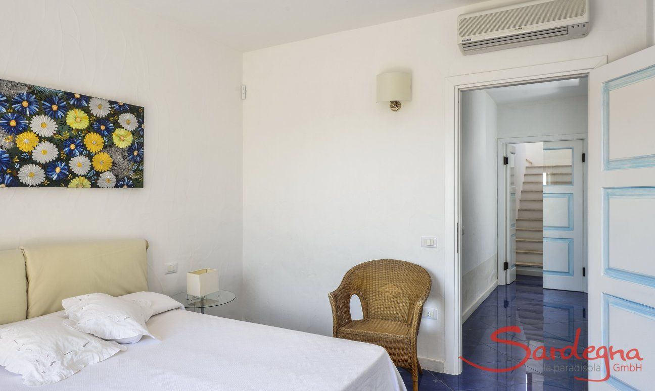 Villa Torretta Chia | Camera 1 con letto matrimonial e aria condizionata e bagno privato Camera da letto