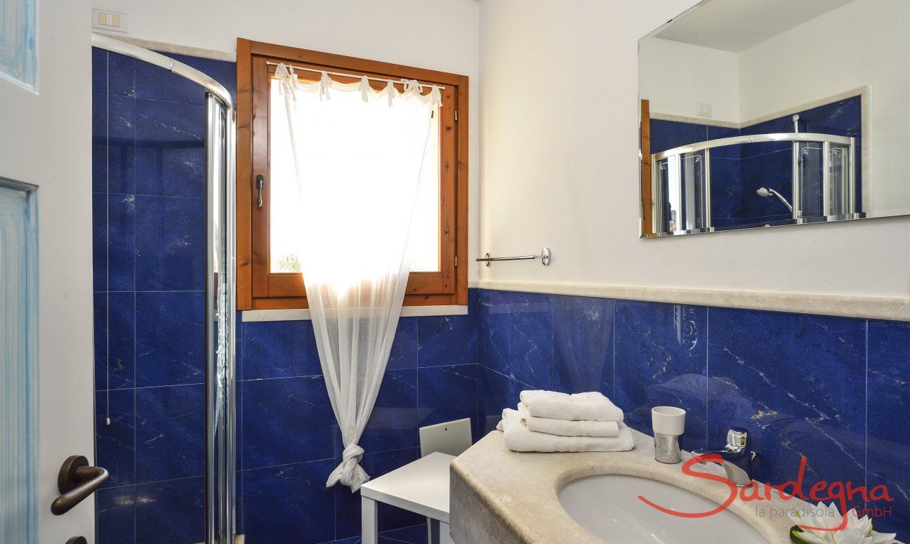 Villa Torretta Chia | Bagno privato della camera 1 con doccia Bagno