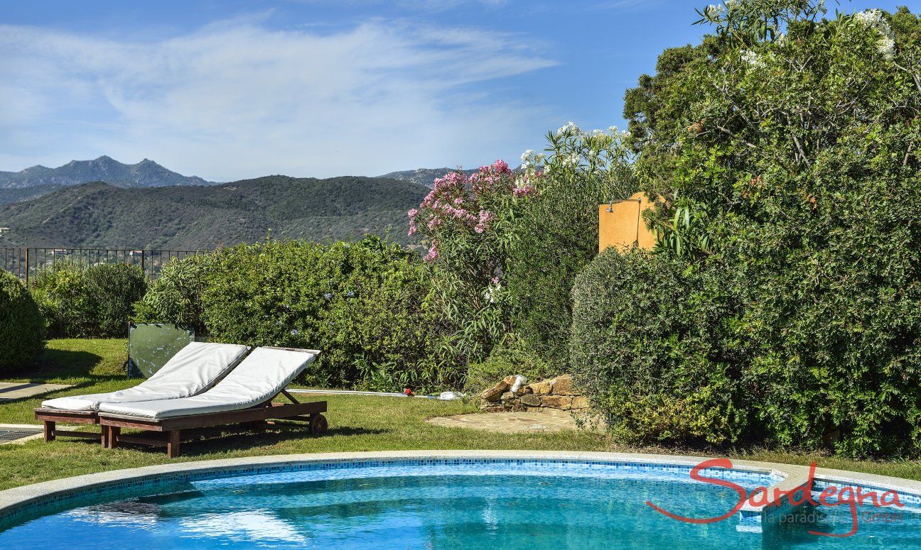 Villa Torretta Chia | Piscina privata con lettini da sole e doccia esterna Piscina privata