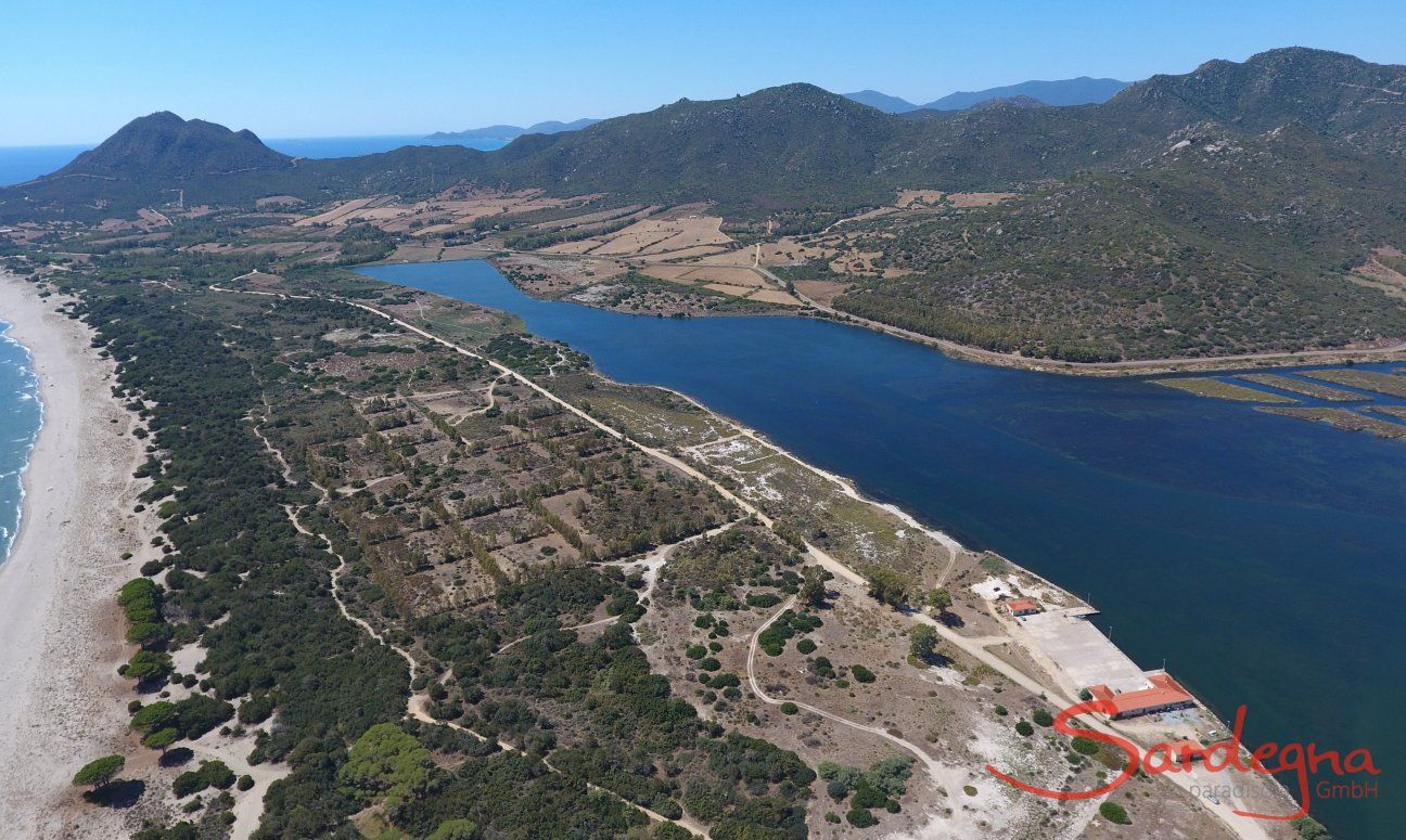 Vista aerea della spiaggia di San Giovanni con la laguna e le montagne dietro