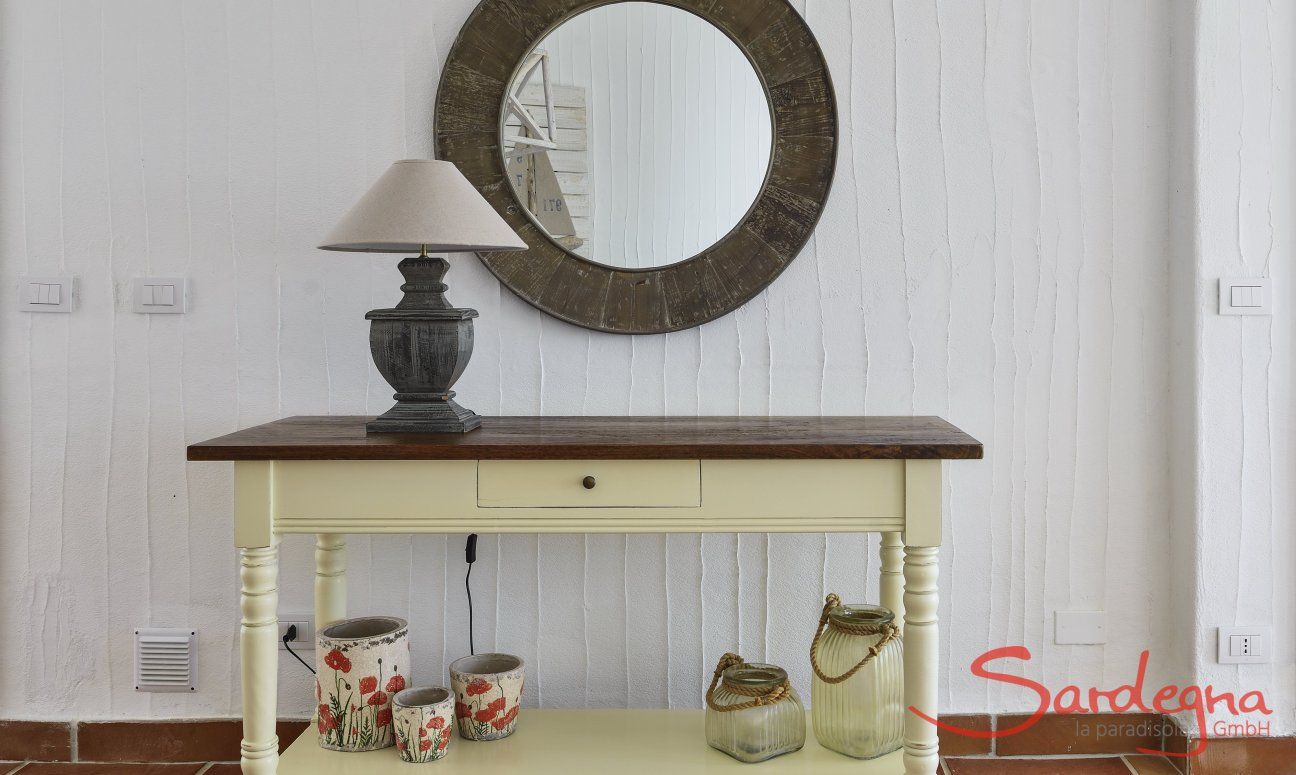 Li Conchi 36 | Comò in stile shabby nel salotto Salone