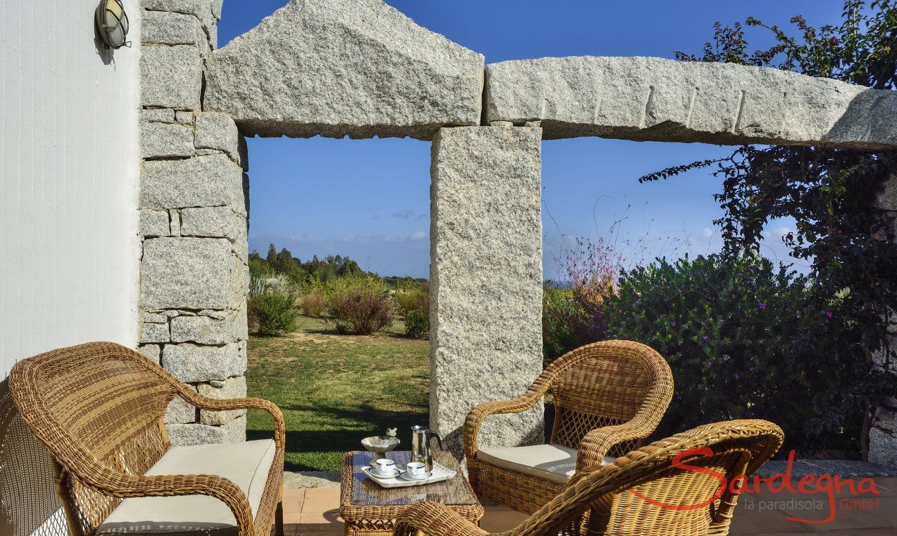 Li Conchi 36 | Terrazza con divanetto e vista giardino N° 36