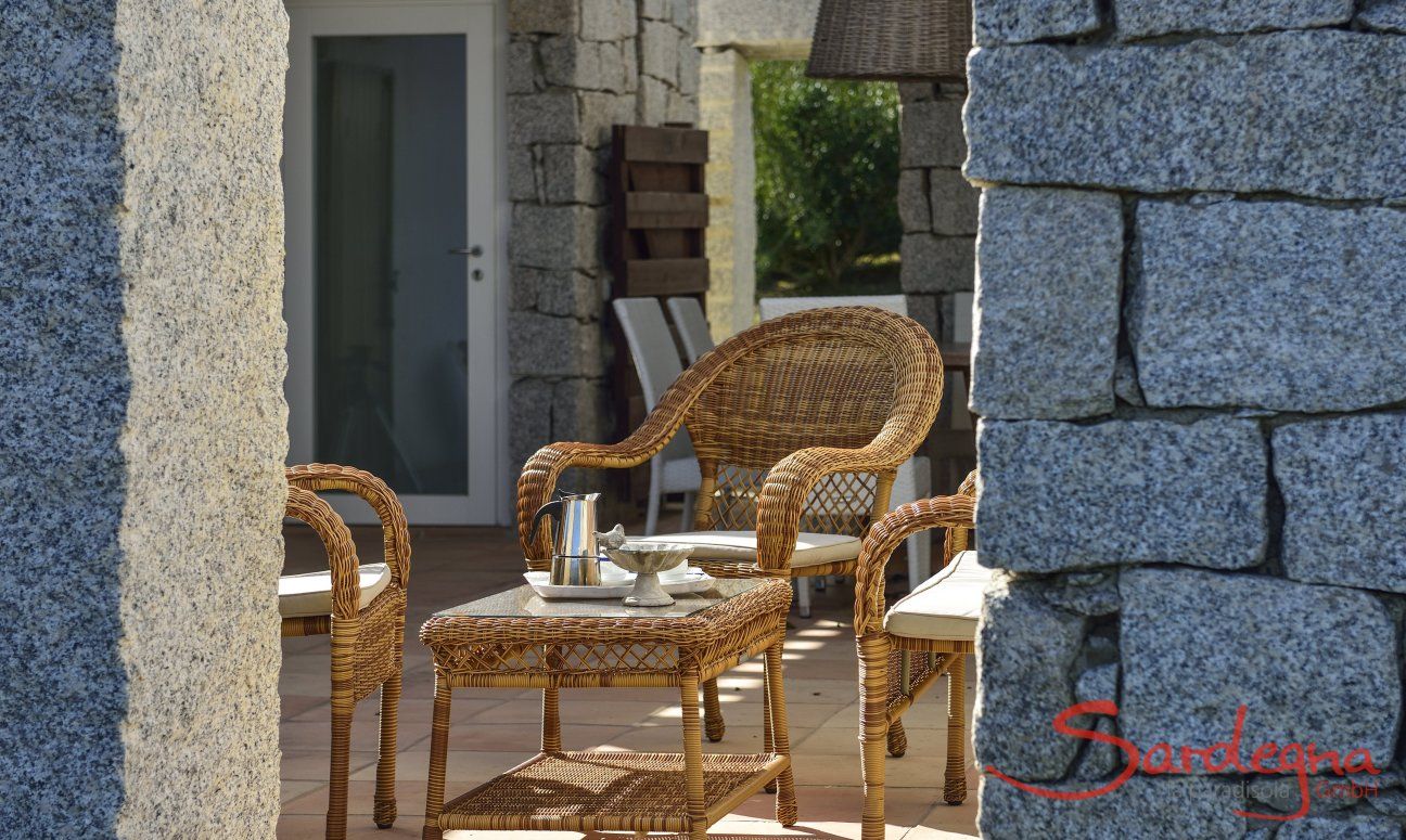 Li Conchi 36 | Il patio con divanetto e tavolo per mangiare divento un salotto all'aria aperta Terrazza